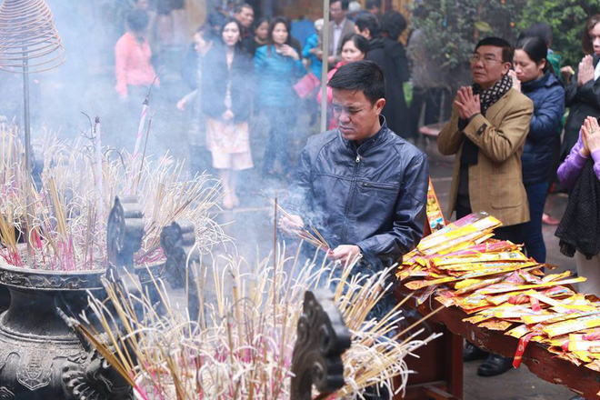 Hà Nội: Người dân đổ xô đến các chùa cầu an, mua muối lấy may mắn đầu năm Hà Nội: Người dân đổ xô đến các chùa cầu an, mua muối lấy may mắn đầu năm
